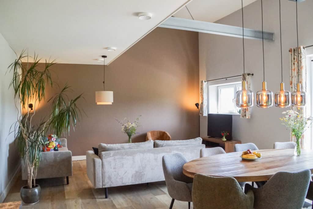 Eettafel in de woonkamer van de Koeienhoek